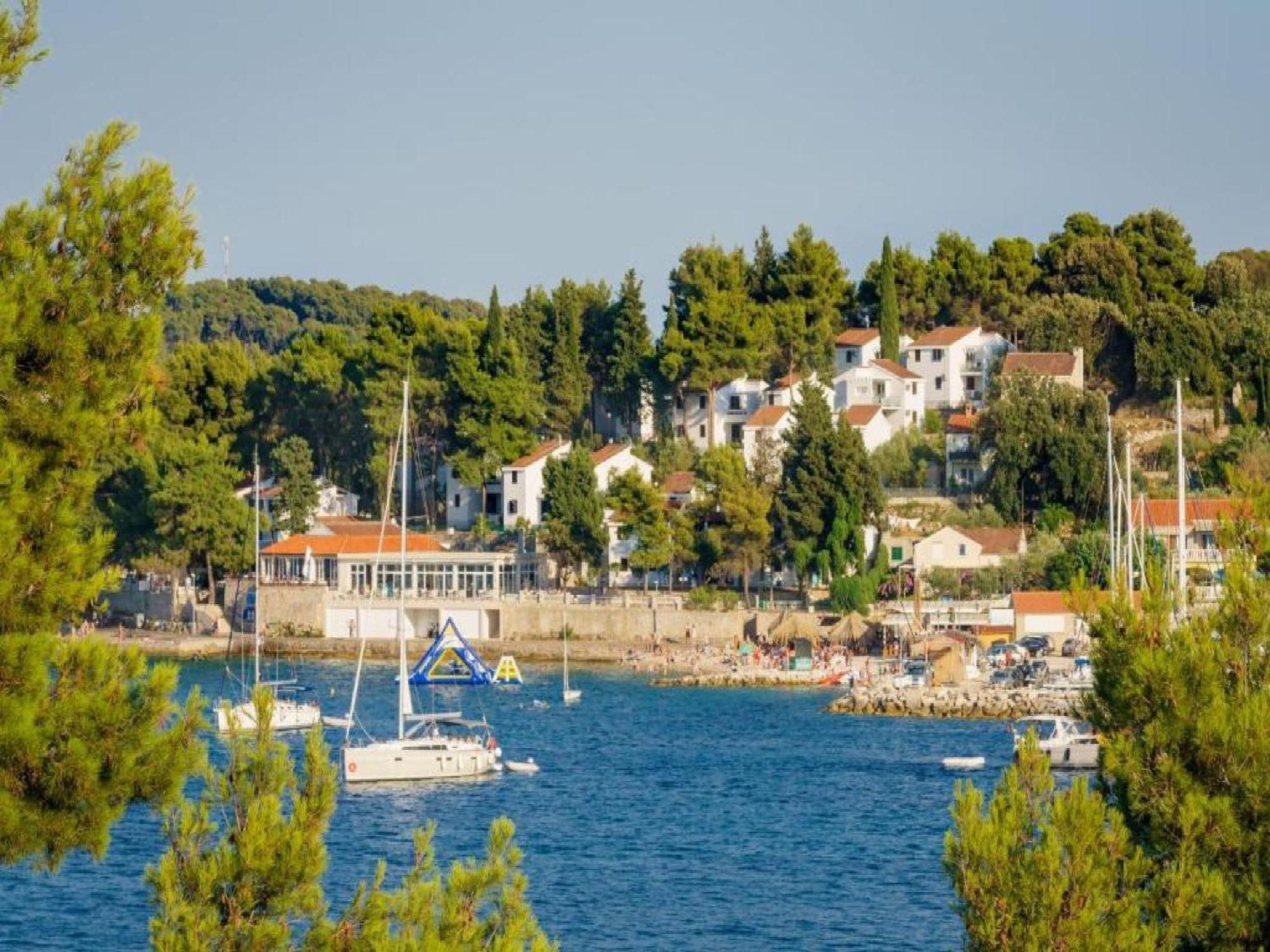 Lumbarda Resort Apartments *