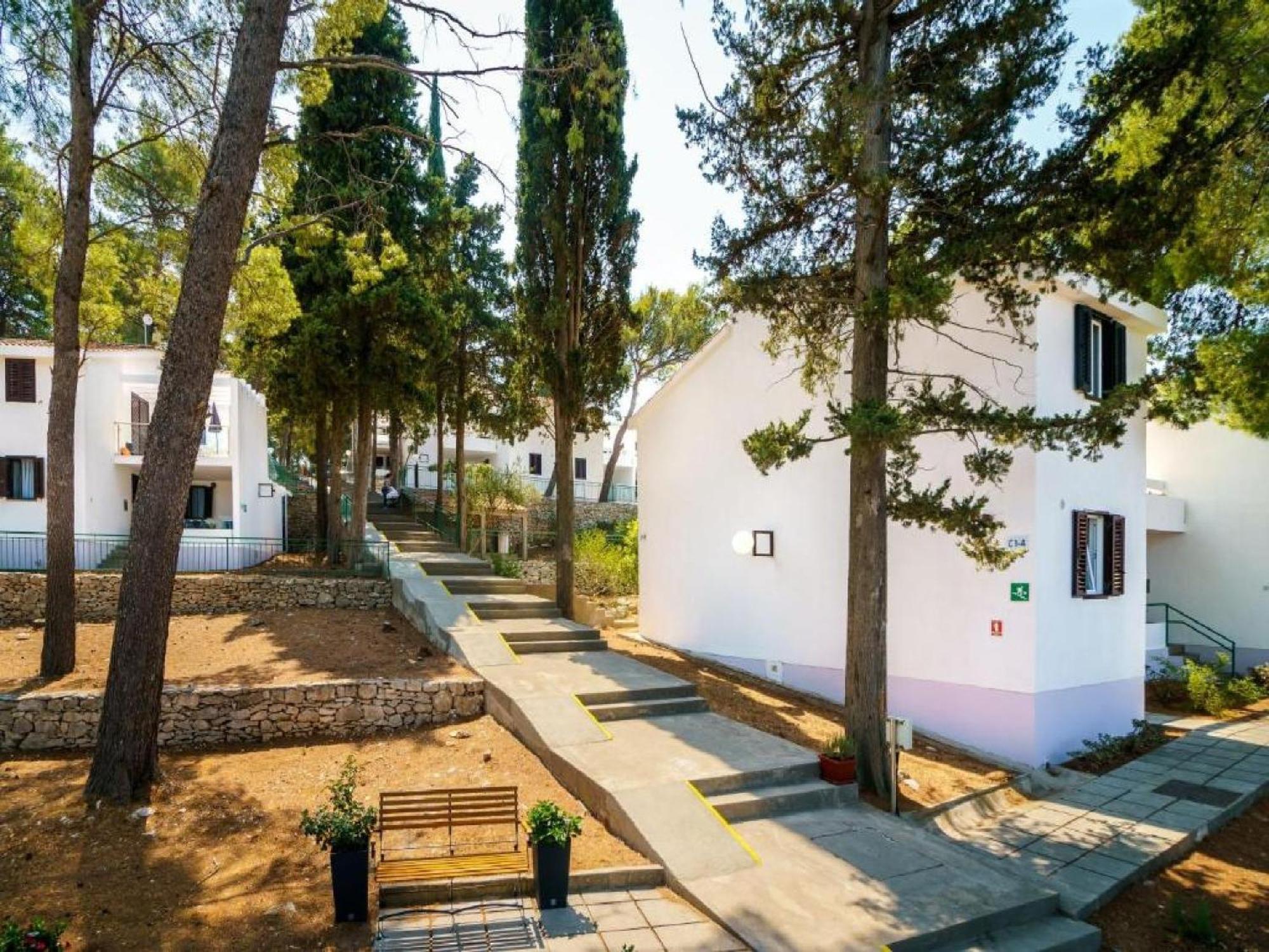 Lumbarda Resort Apartments *